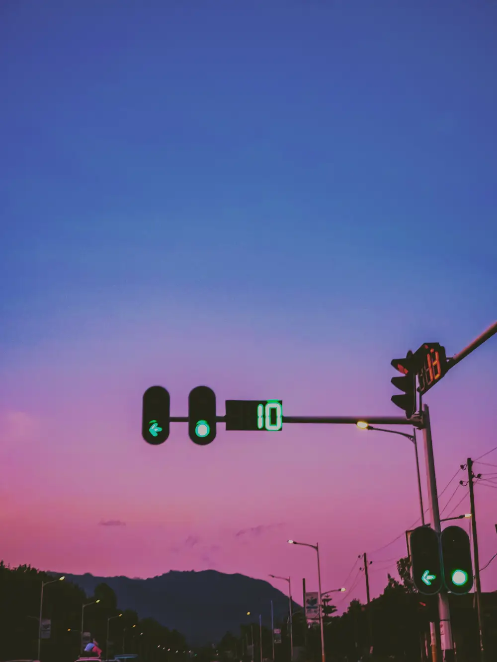 the street light says green