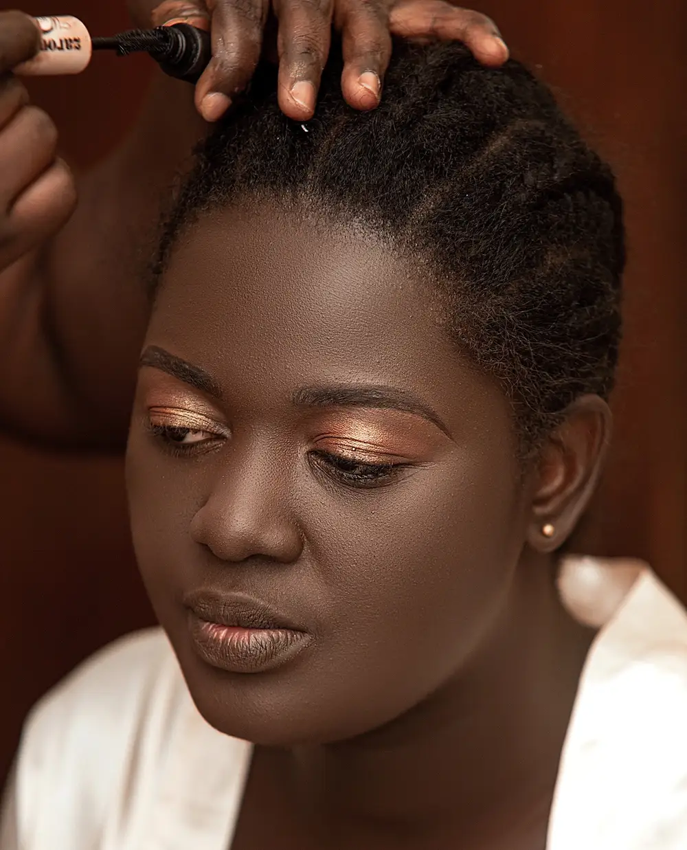 Dark girl doing makeup