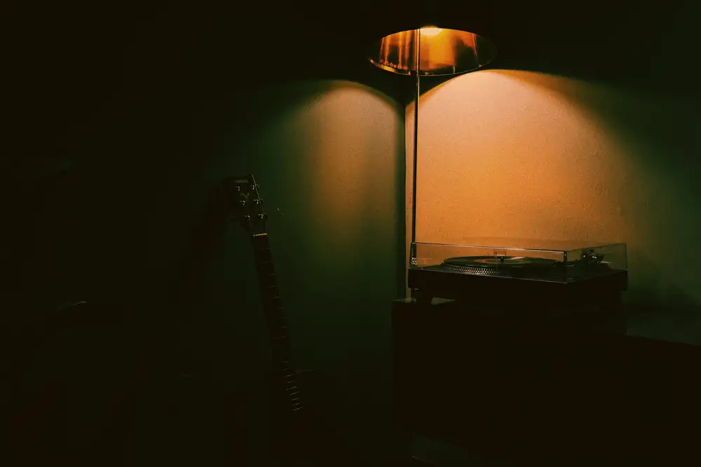 A lamp and a guitar