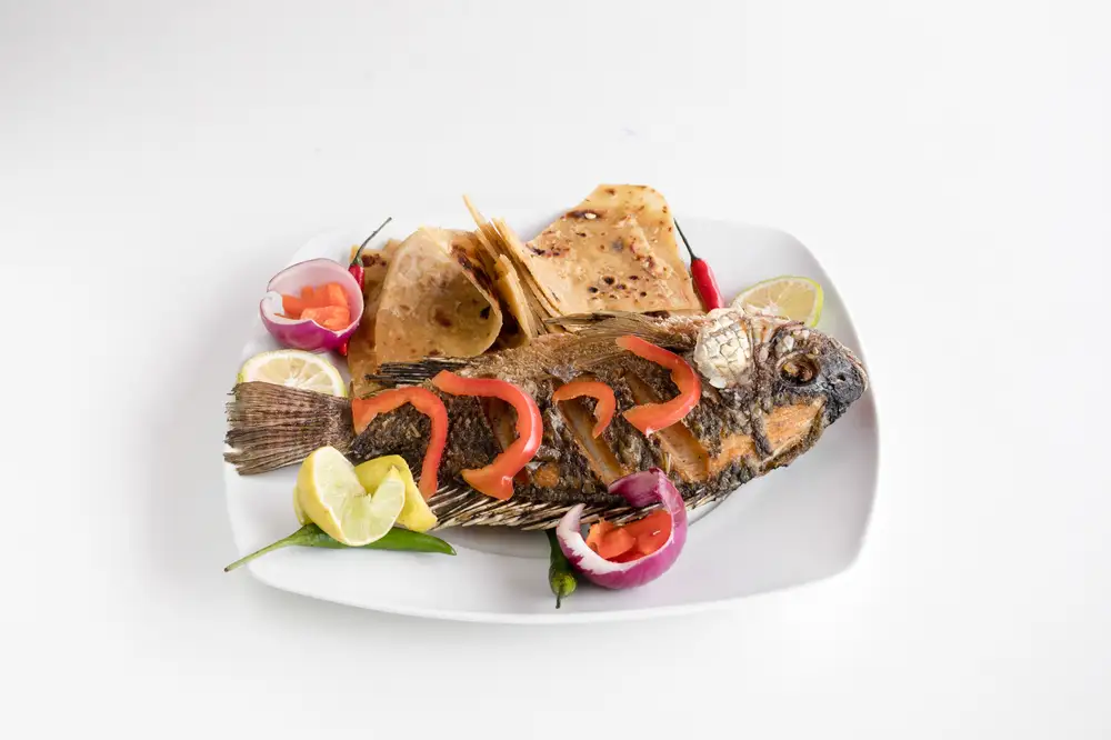 Fried fish garnished with vegetables