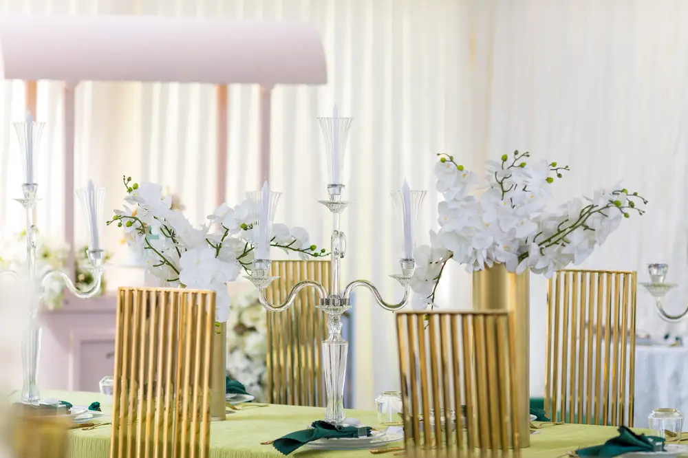 Decorative flowers on the dinner table