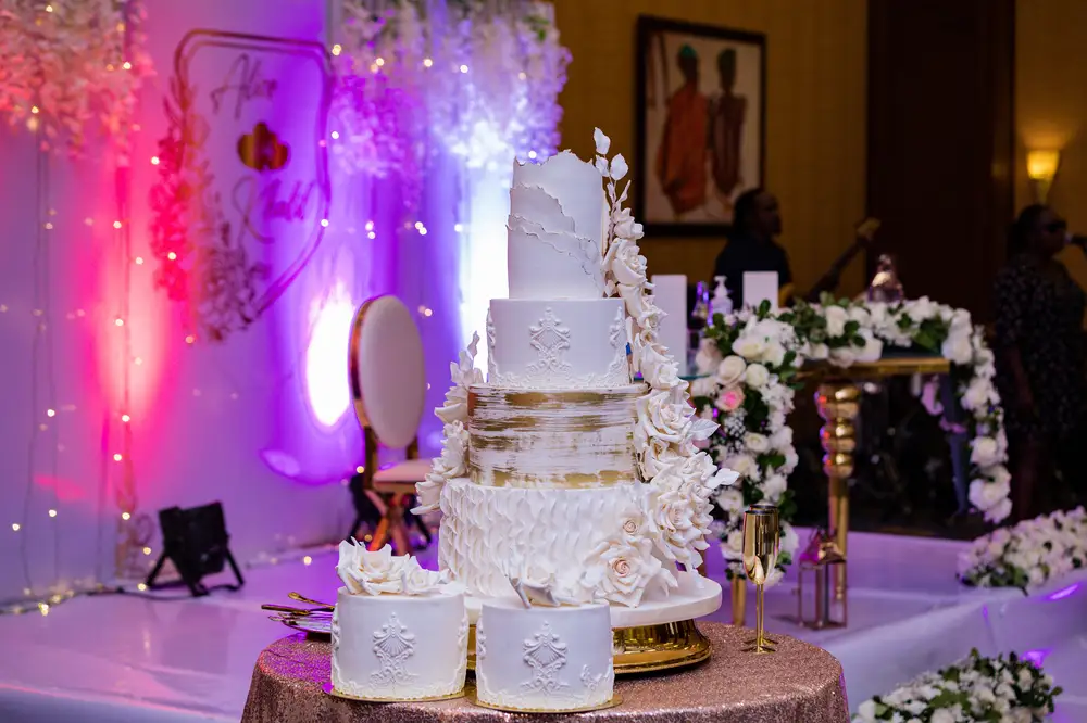 Four step wedding Elegant white wedding cakes Decorated with roses