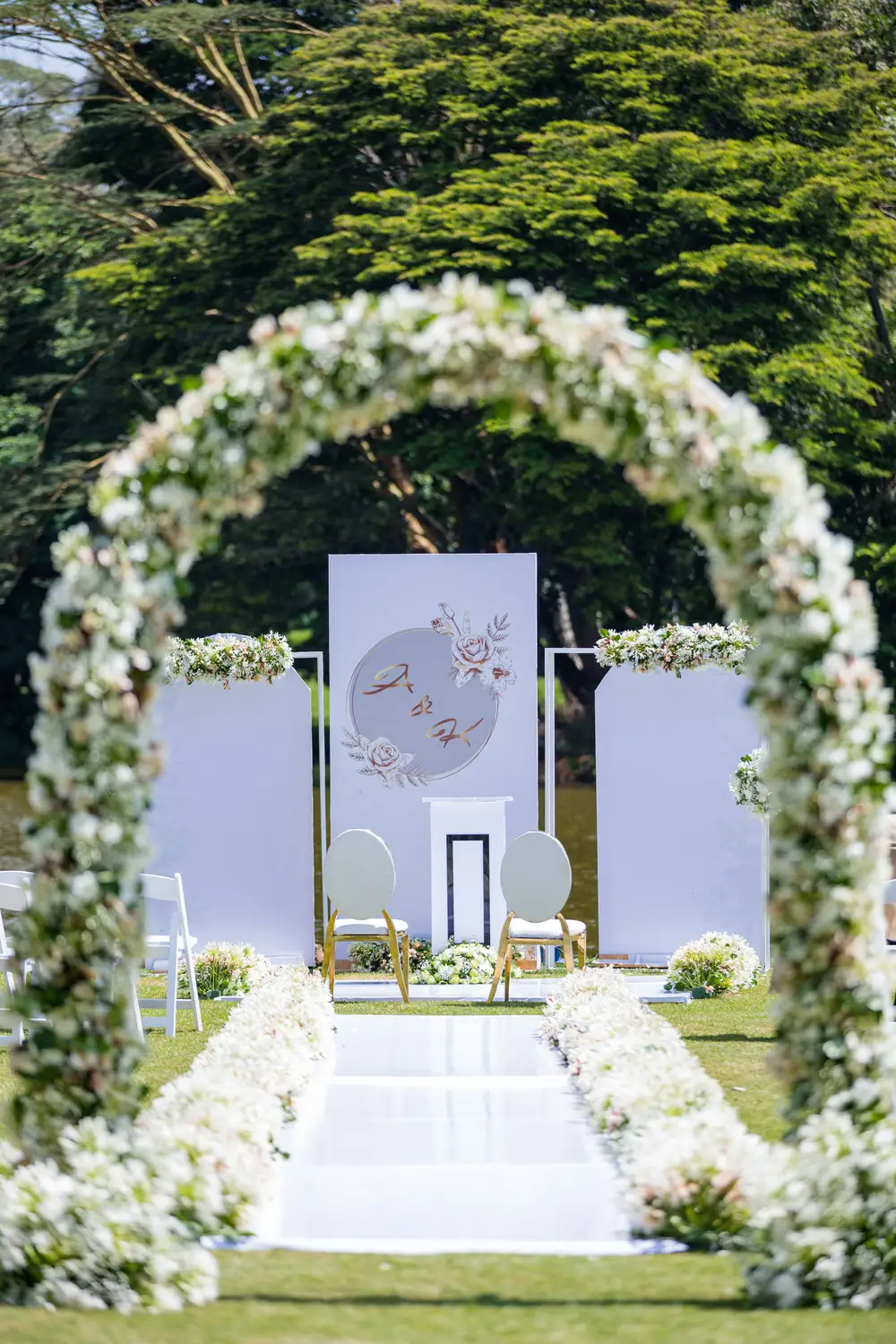 Wedding arc Decorated wit h Lily flowers