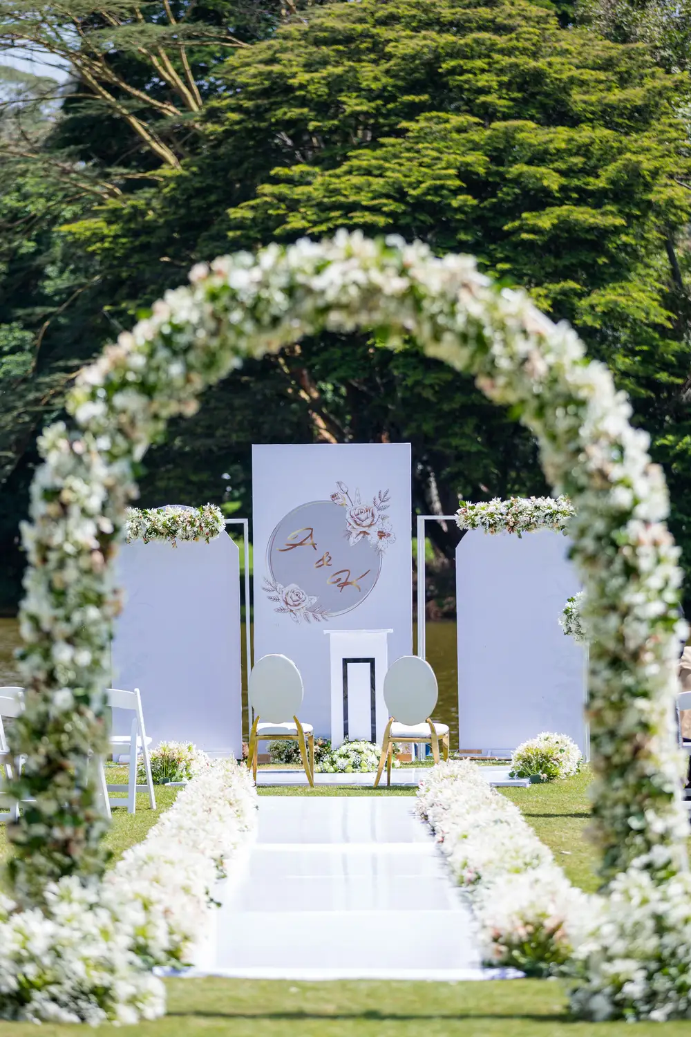 Wedding arc endowed with flowers