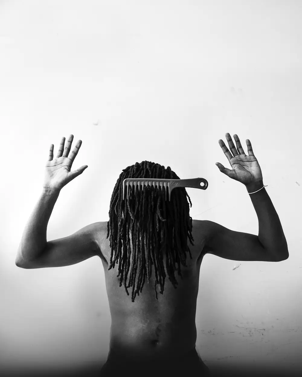 man-with-comb-in-dreadlocks-xUb4Rn