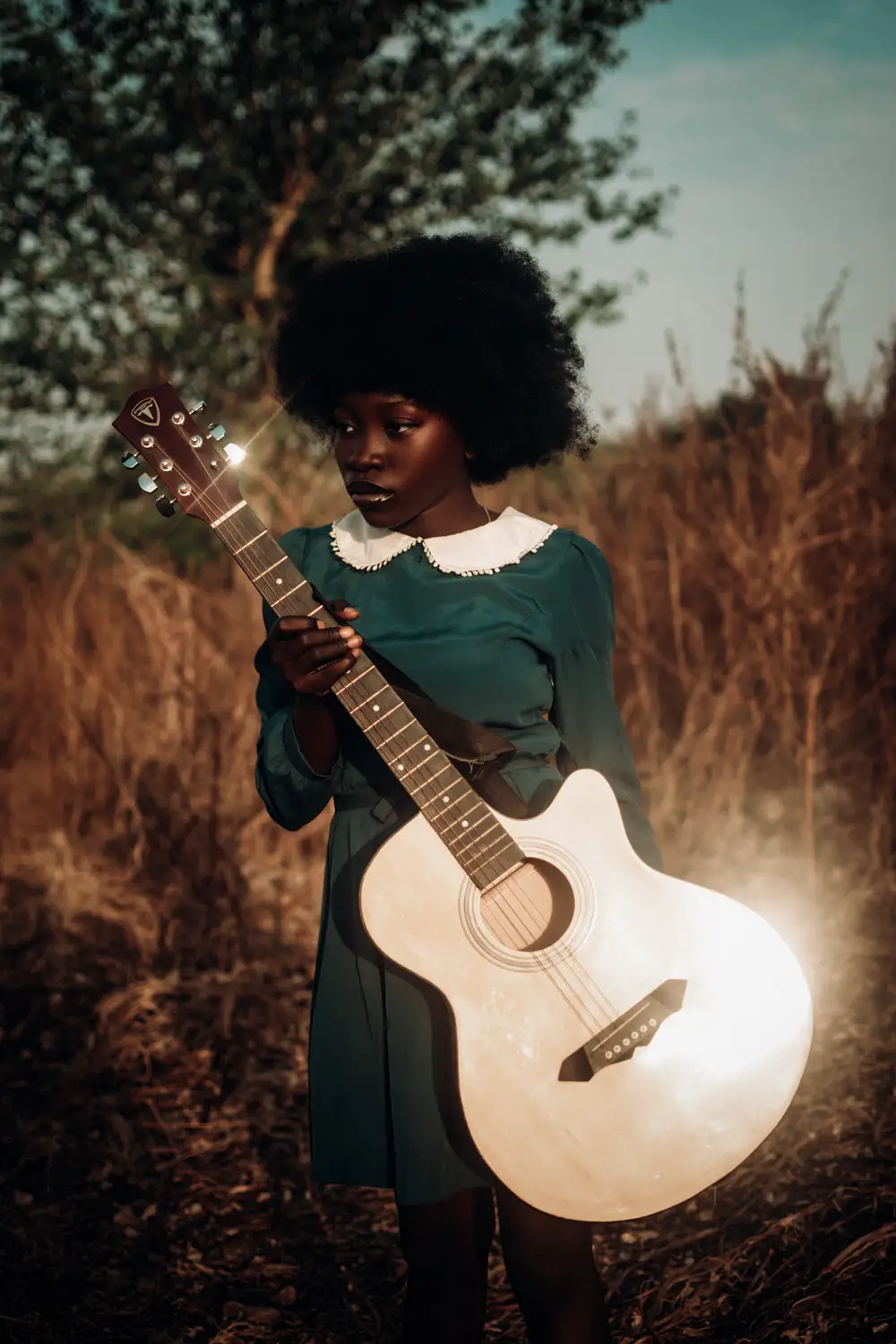 girl-with-guitar-FodZ0V