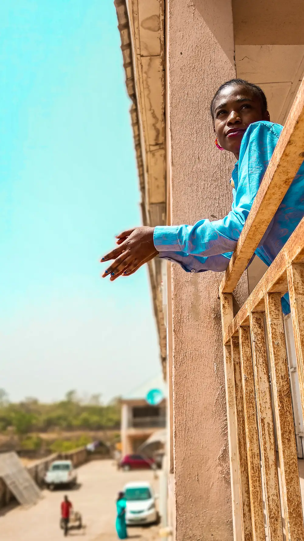 girl-standing-at-a-balcony-GyRA2B