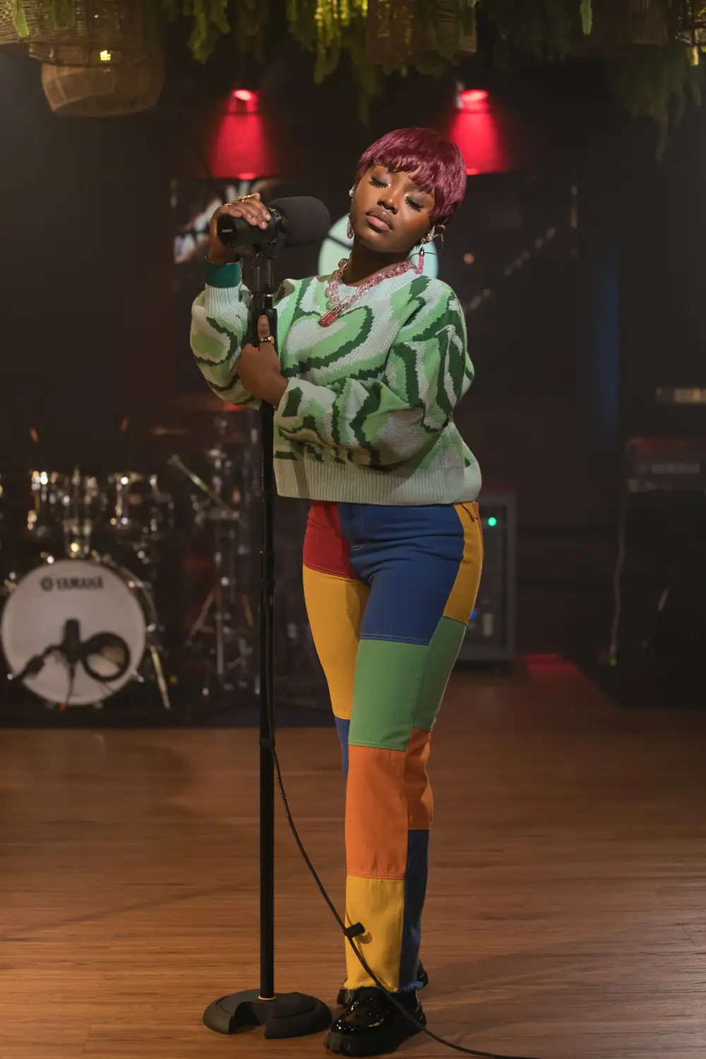 Singer Gyakie with the microphone