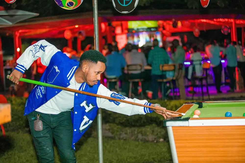 guy playing snookers
