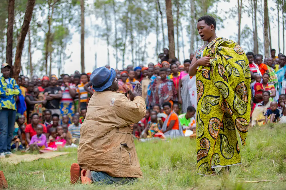 man proposing openly to a woman